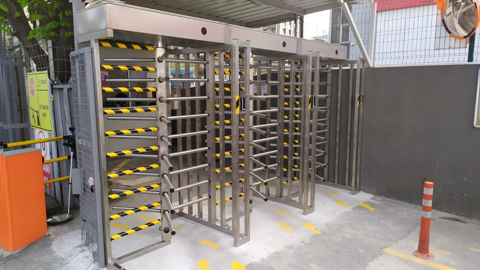 تركيب بوابة دوارة عالية الأمان ونظام قارئ بطاقات في Yılmaz Plastik A.Ş.